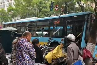 ? Cao Thanh Chiếu tới rồi! Ngày đầu tiên đến Trung Quốc, C - rô tươi cười rạng rỡ, ngồi xe buýt đến chỗ người hâm mộ.